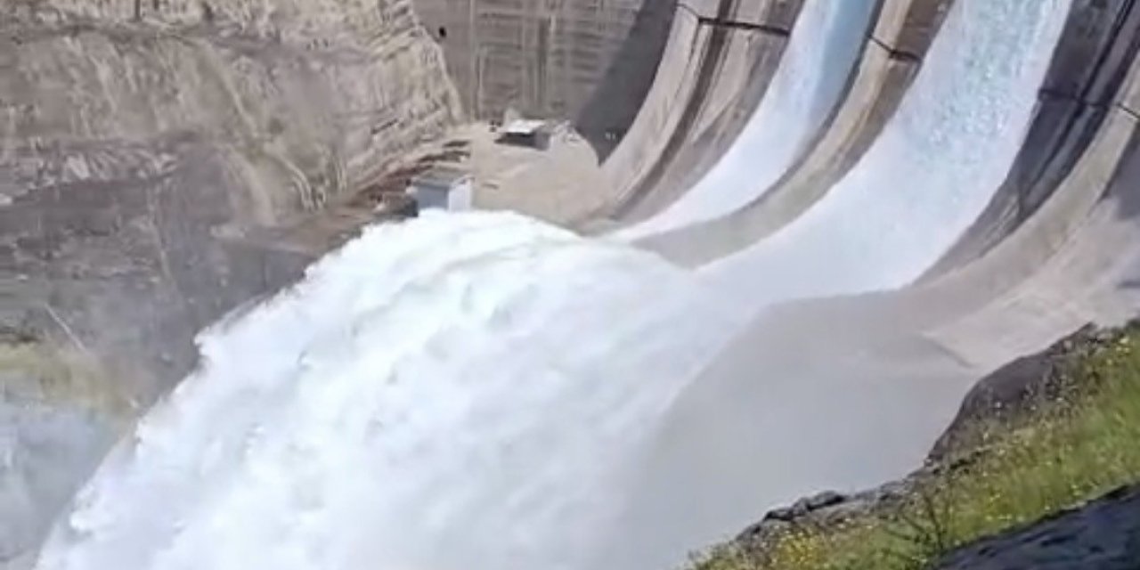 Karakaya Barajı'nda su tahliyesi