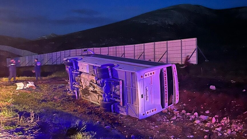 Midibüs devrildi: 25 yaralı