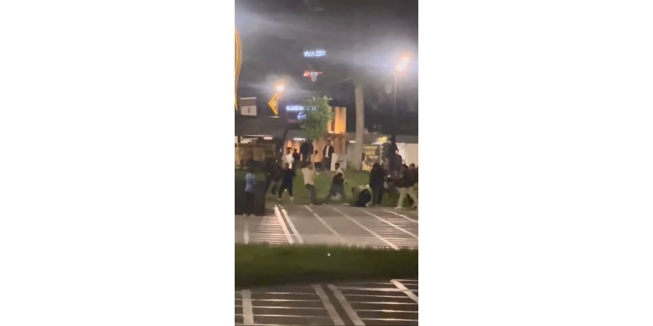 İki grup arasındaki tekmeli yumruklu kavga