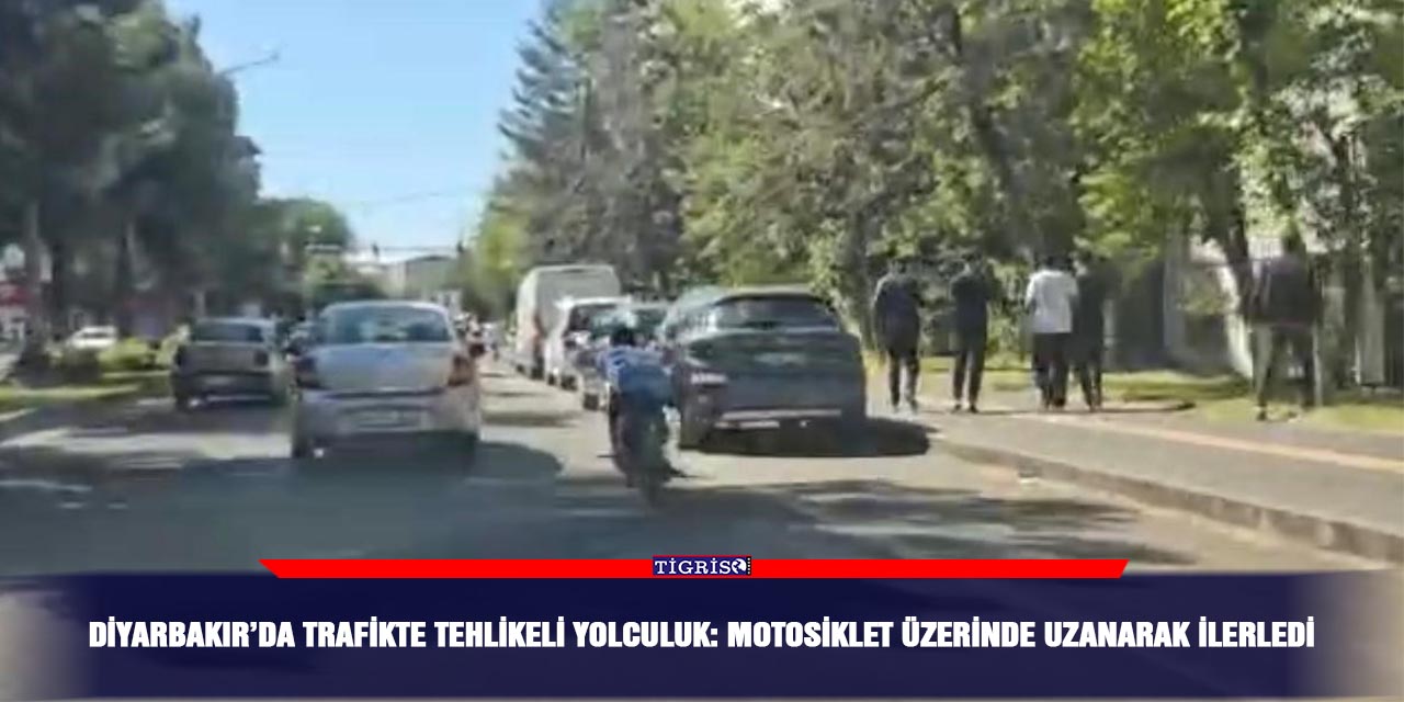 Diyarbakır’da trafikte tehlikeli yolculuk: Motosiklet üzerinde uzanarak ilerledi