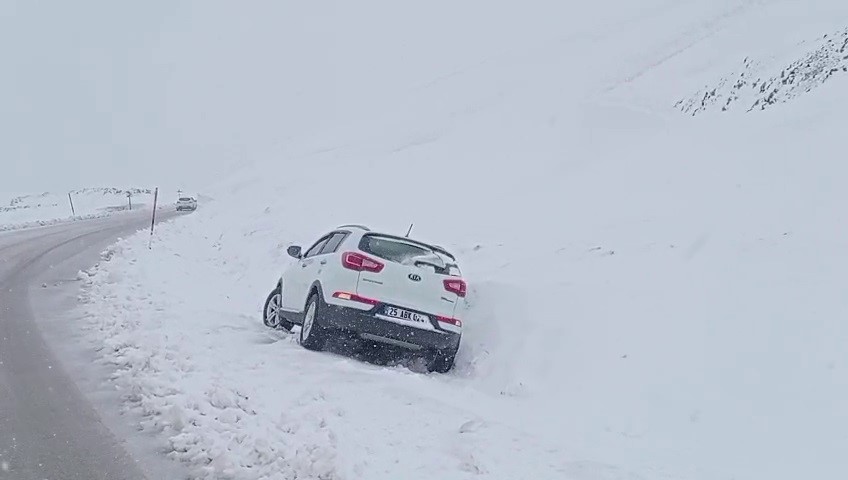 Palandöken geçidinde kar ve tipi etkili oluyor