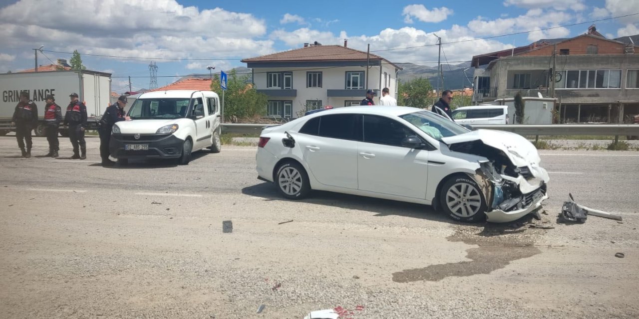 Hafif ticari araç ile otomobil çarpıştı: 2 yaralı