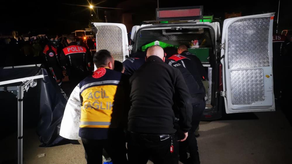 Cami önünde silahla vurulmuş halde ölü bulundu