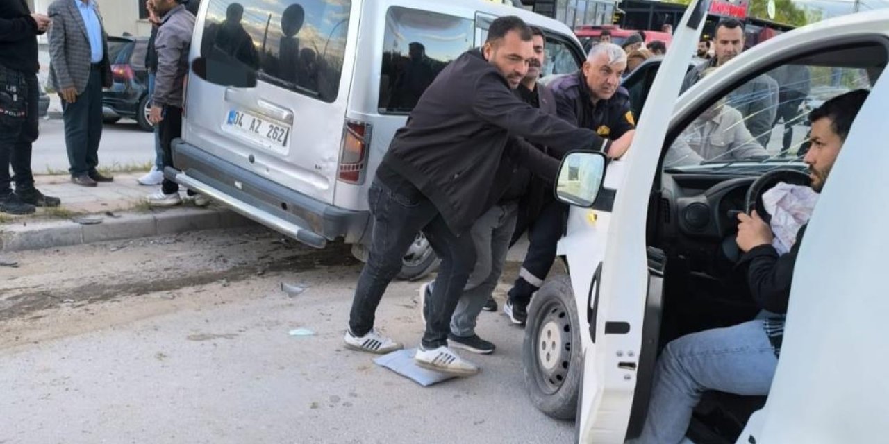 Kamyonetler çarpıştı: 3 yaralı
