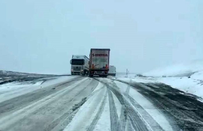 Türkiye’nini O ilinde Kar ve tipi bastırdı: Araçlar yolda kaldı