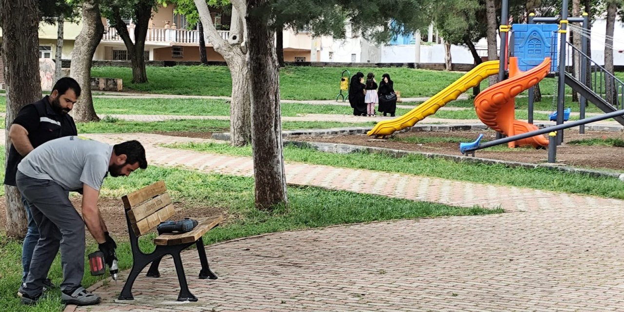 Diyarbakır’da Bağlar Belediyesi parklara yeni banklar yerleştiriyor