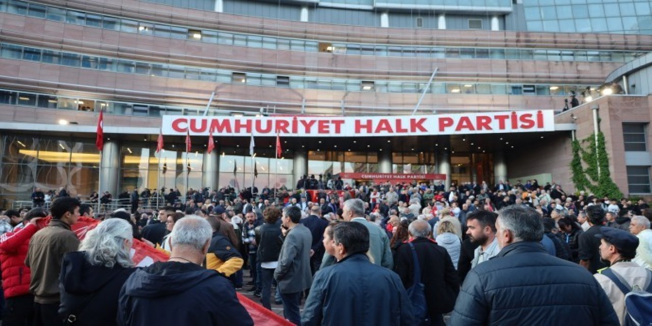 Yurttaşlar CHP önünde toplanıyor