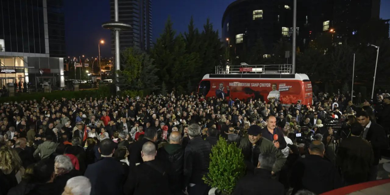 Mutlak butlan kararına karşı CHP önlerinde toplanıldı