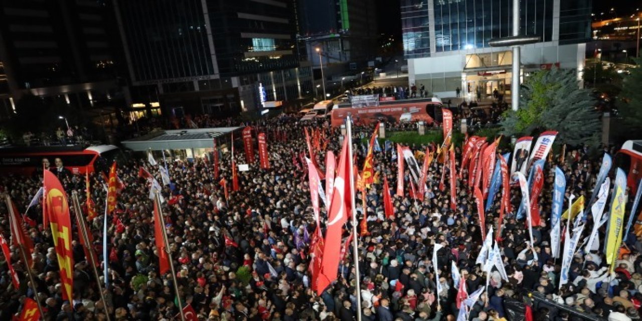 Yüzlerce kişi CHP önünde