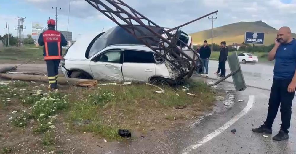 Araç yüksek gerilim direğine çarptı: 4 yaralı