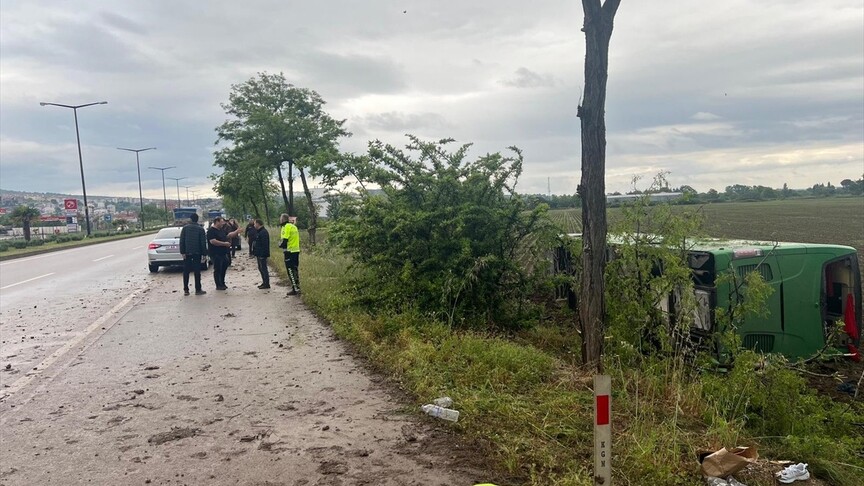Tur otobüsü devrildi, 46 kişi yaralandı