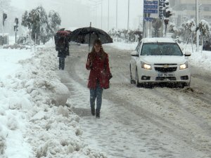 YÜKSEKOVA’DA KAR ESARETİ
