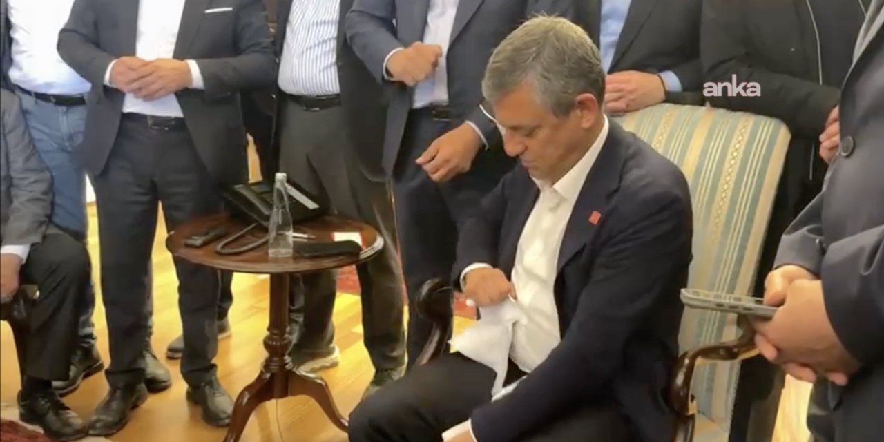 CHP Genel Başkanı Özgür Özel, kendisine ulaşan tebligatı yırttı