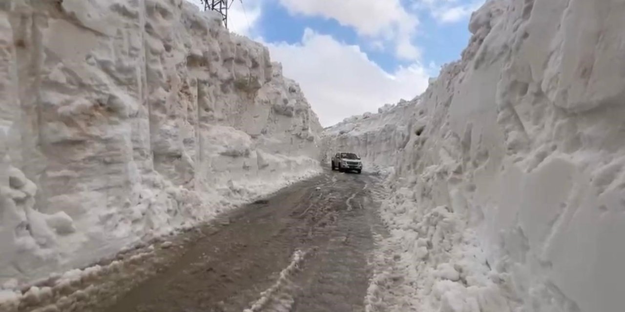 Şırnak’ta karla kaplı yollar güçlükle açılıyor