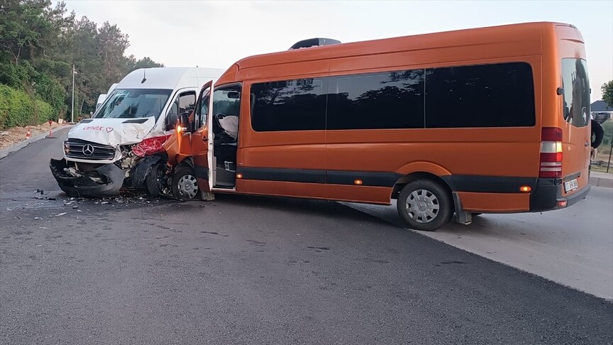 Tur minibüsleri çarpıştı: 13 turist yaralandı
