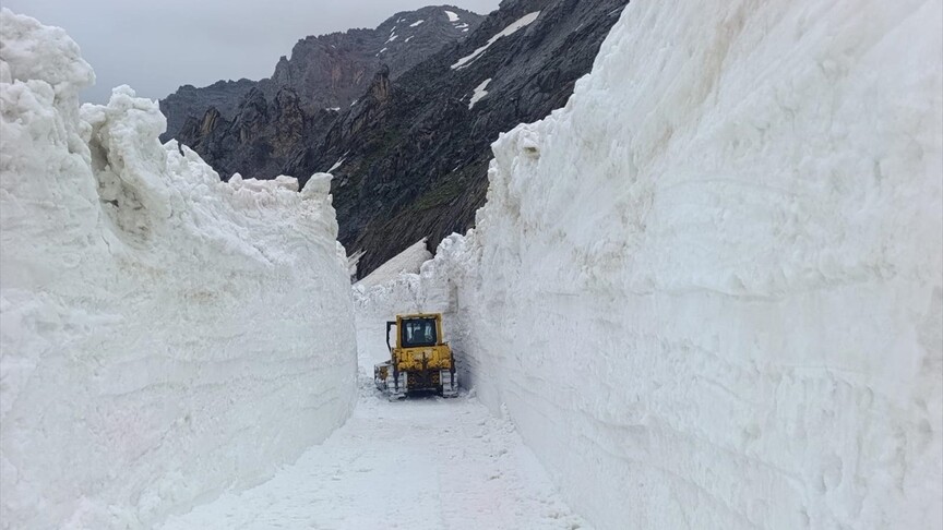 Hakkari'de karla mücadele çalışmaları sürüyor