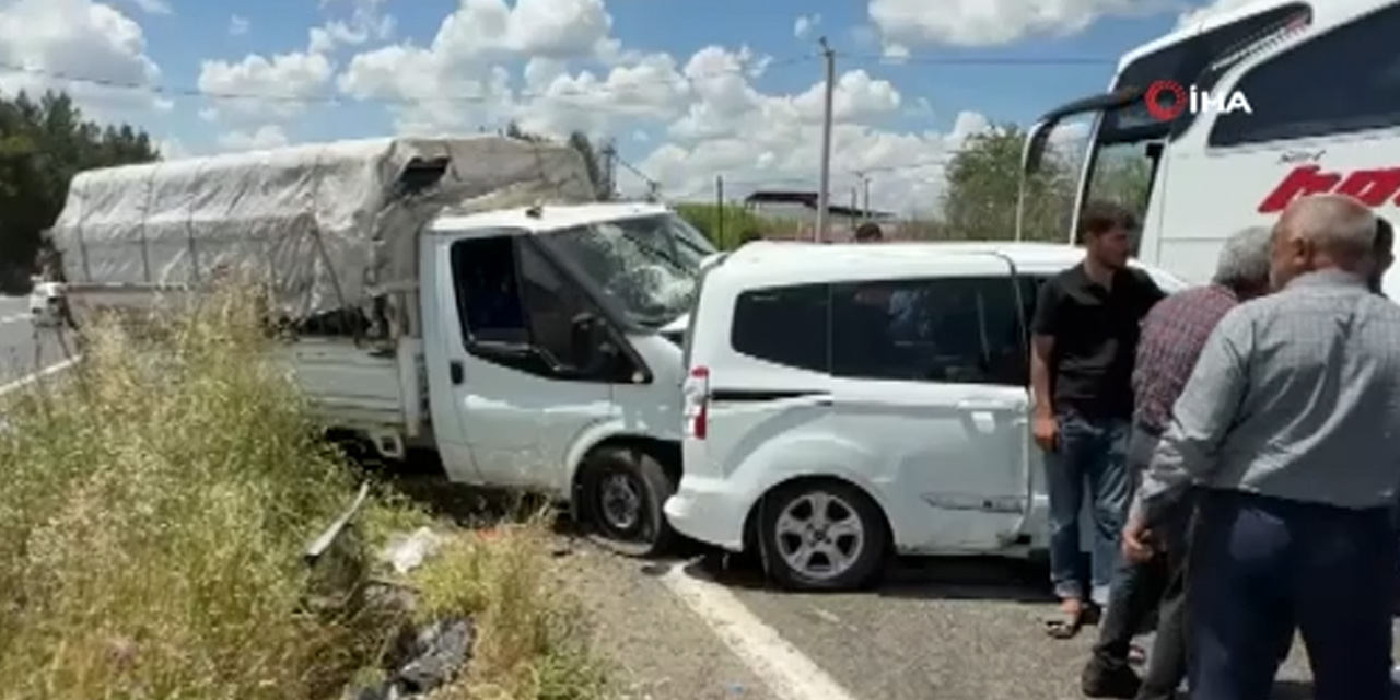 Diyarbakır'da kamyonetle hafif ticari araç çarpıştı: 4 yaralı