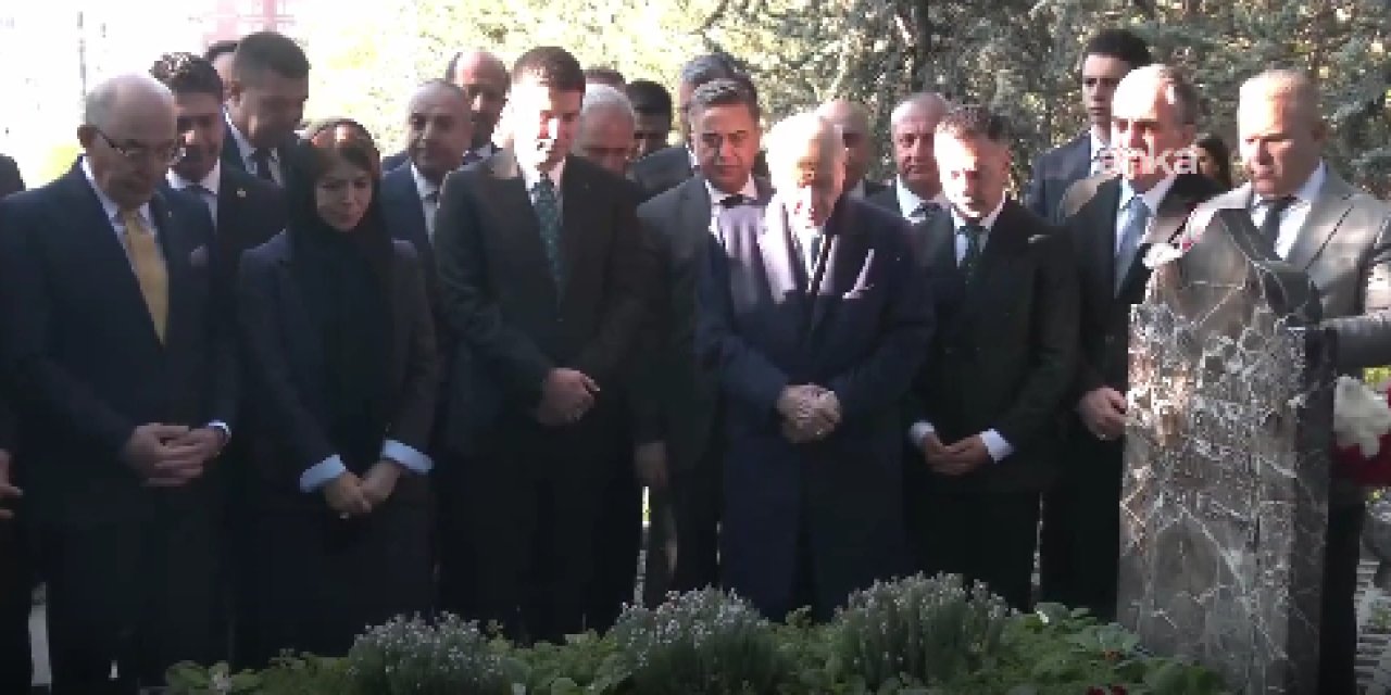 Devlet Bahçeli, Alparslan Türkeş’in mezarını ziyaret etti