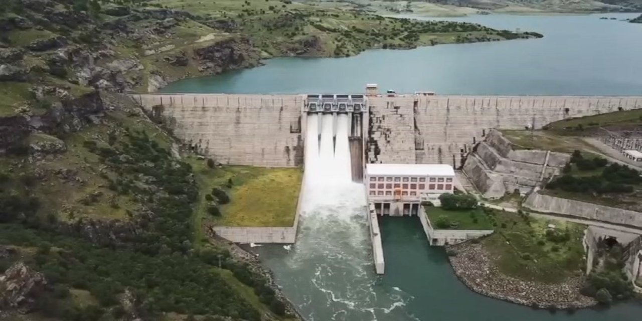 Elazığ'da bir barajın daha kapakları açıldı