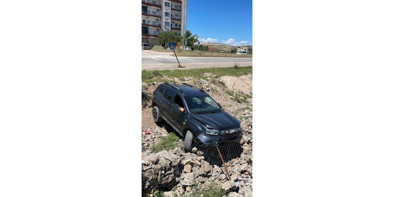 Kontrolden çıkan otomobil yol kenarına savruldu: 2 yaralı