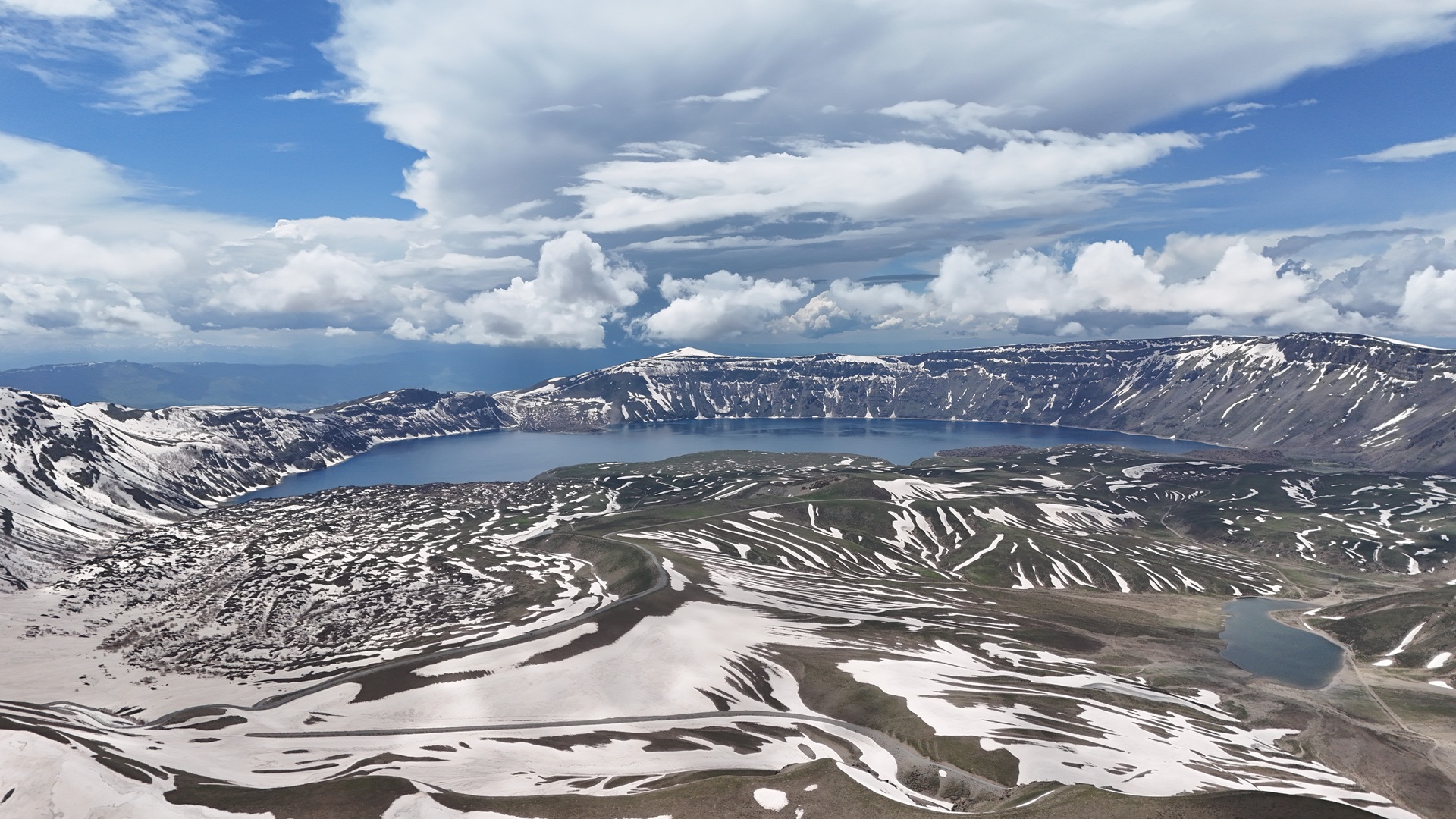 Nemrut Krateri’nde iki mevsim bir arada