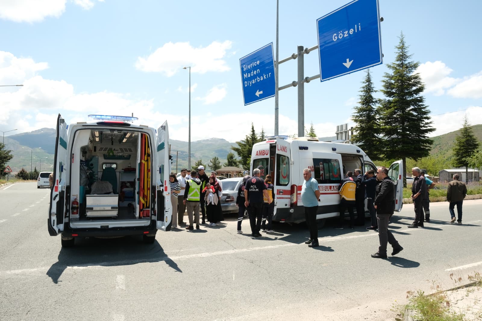 Otomobil aydınlatma direğine çarptı: 1'i bebek 4 yaralı