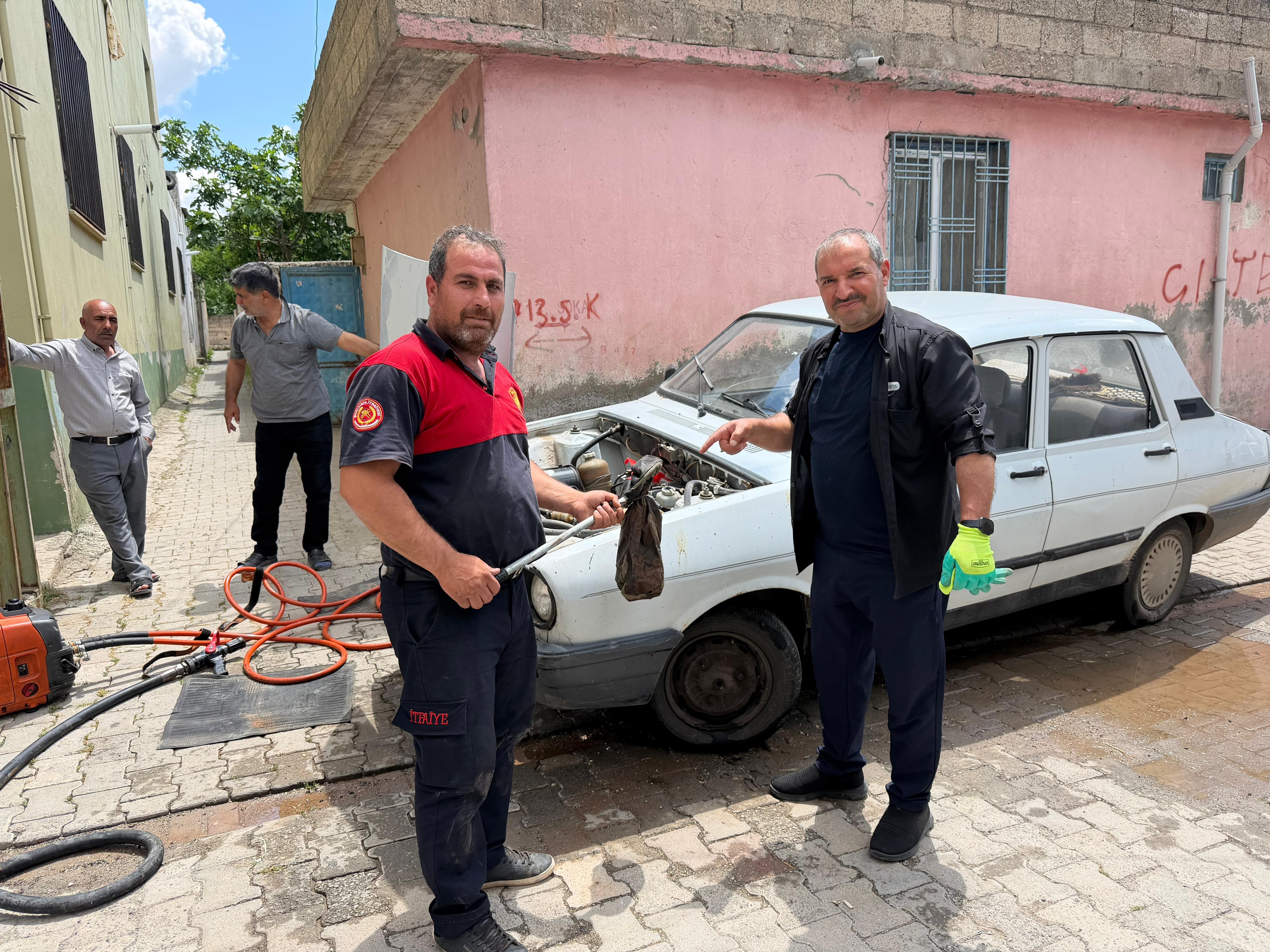 Otomobilin motoruna giren yılanı itfaiye çıkardı