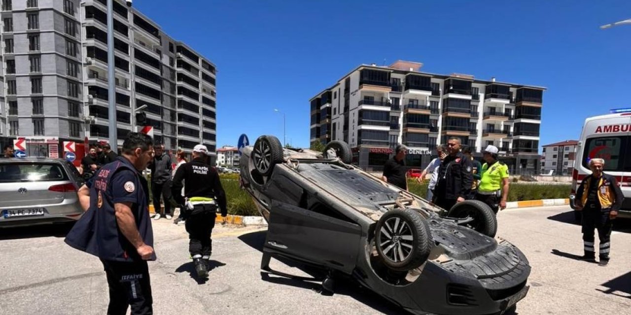 Kaza yapan otomobil ters döndü: 2 yaralı