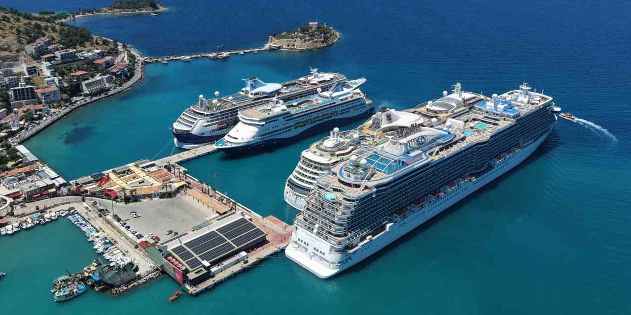 4 kruvaziyer ile 9 bin turist geldi