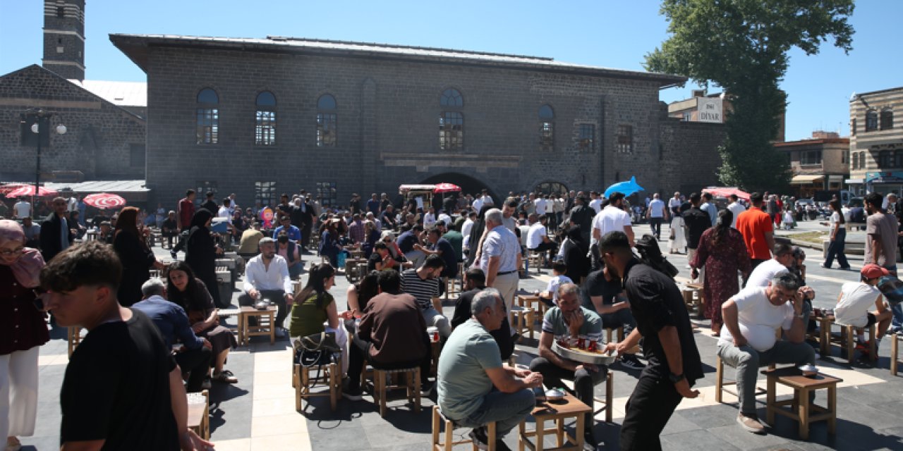Diyarbakır'a turist akını: Esnafın yüzü güldü