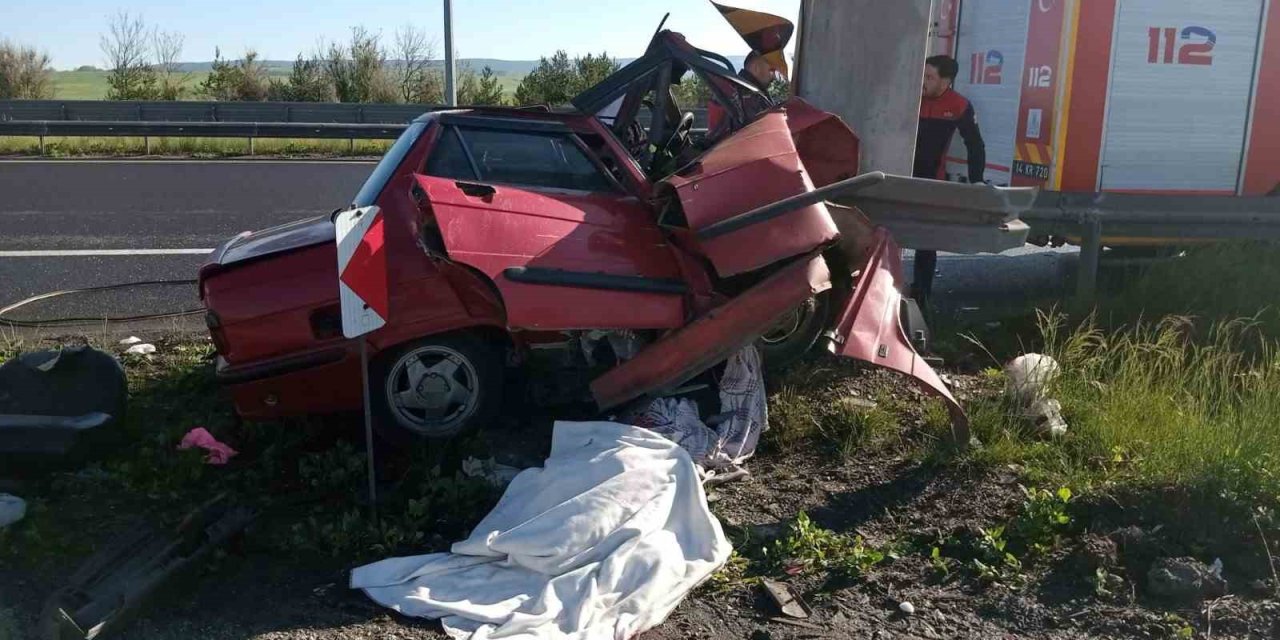 Otomobil yön direğine çarptı: 2 ölü, 1 yaralı