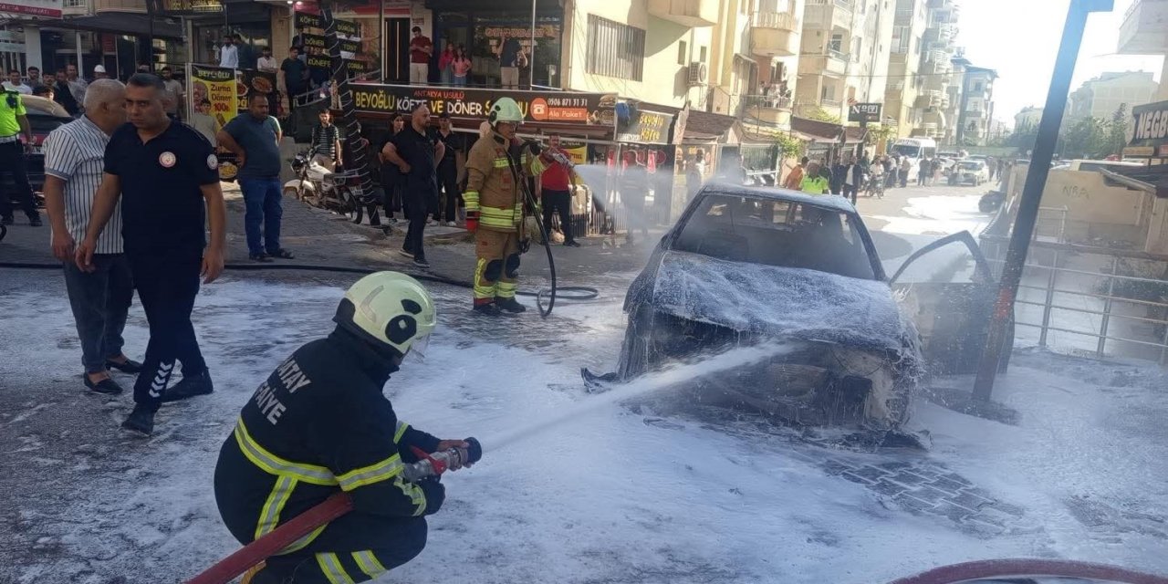 Seyir halindeki otomobilin motoru alev aldı