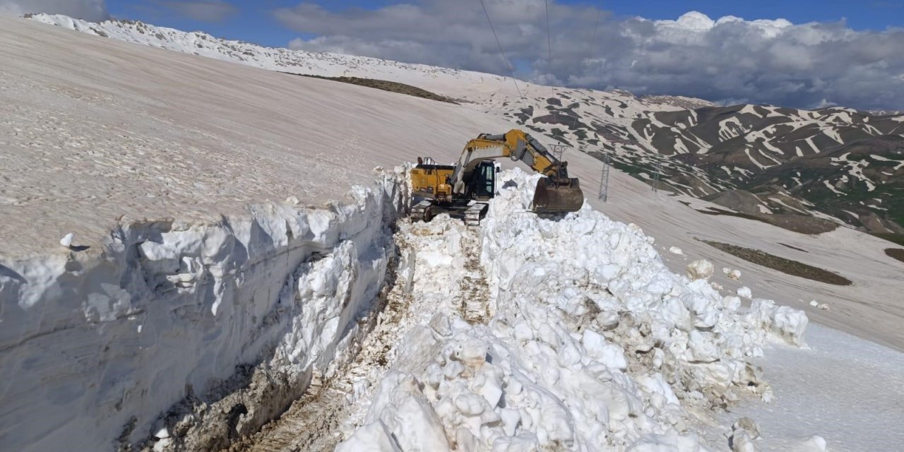 Şırnak'ta 7 metrelik karla mücadele sürüyor