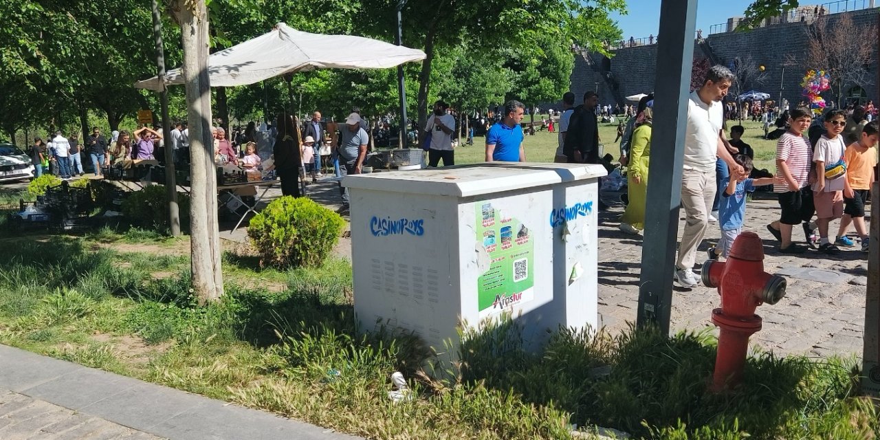 Diyarbakır’da dikkat çeken görüntü: Elektrik panolarında sanal bahis reklamı