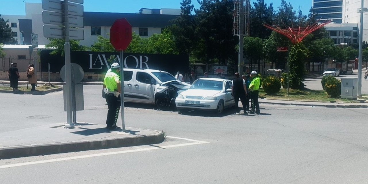 Batman’da hafif ticari araç ile otomobil çarpıştı