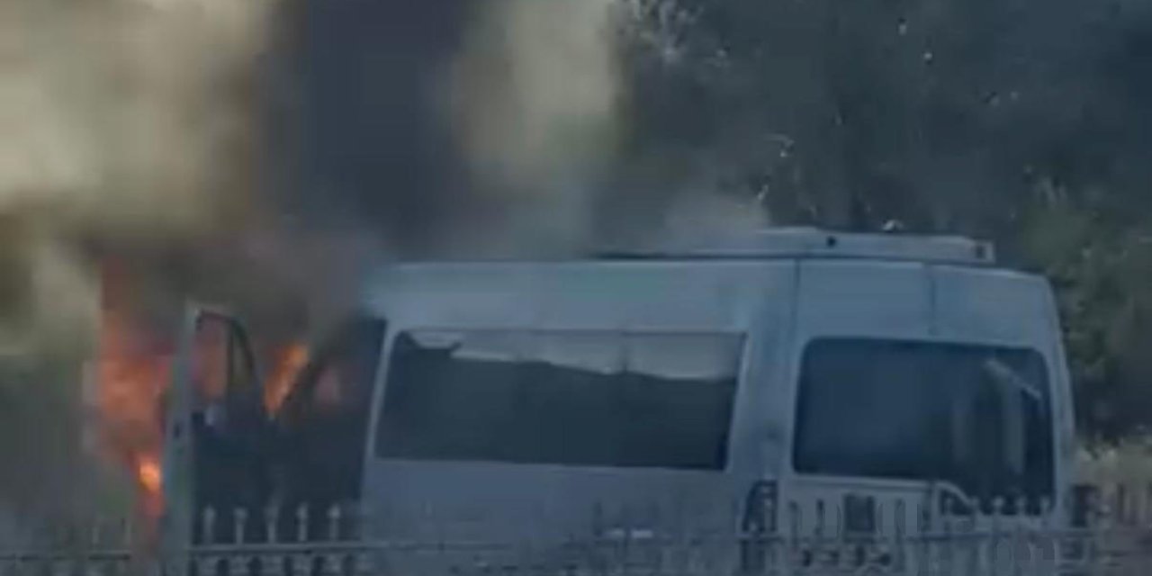 Diyarbakır'da alevlere teslim olan minibüs küle döndü