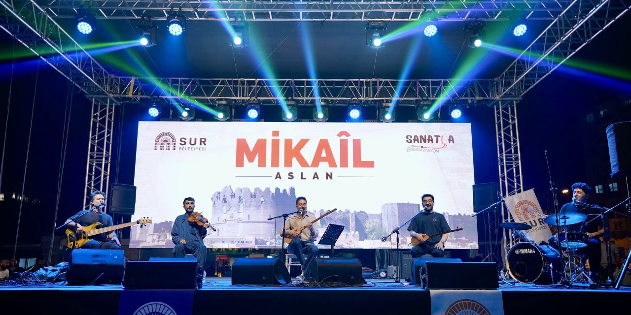 Diyarbakır’da Mikail Aslan halk konserinde sahne aldı