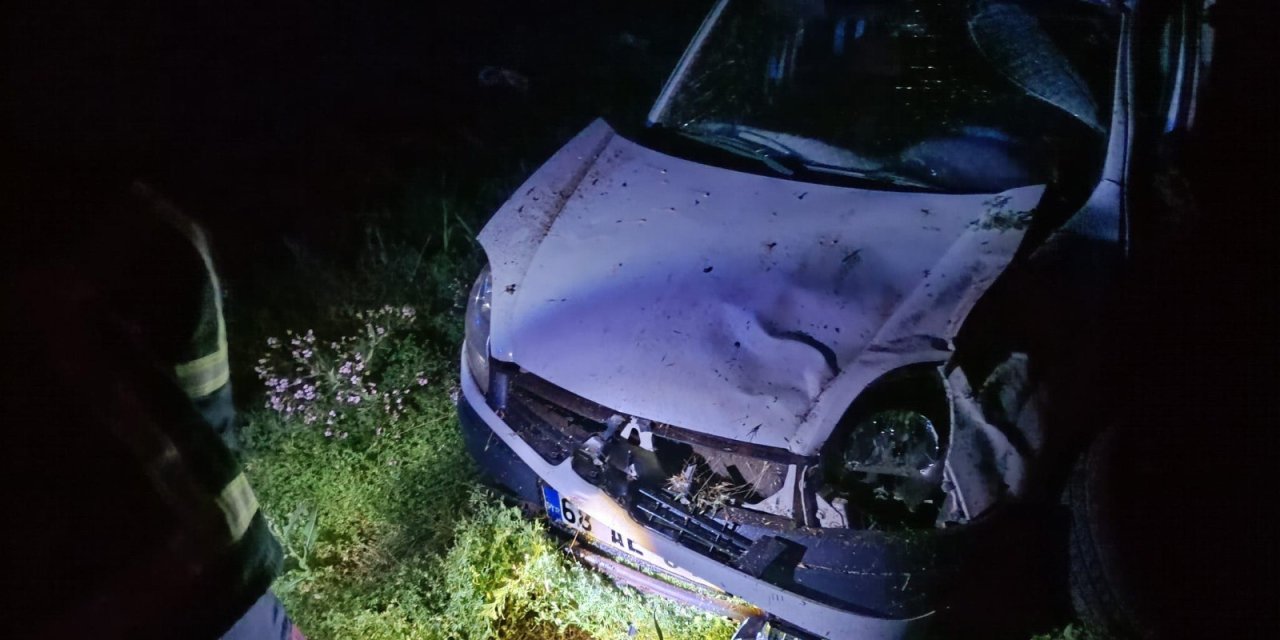 Hafif ticari araç şarampole devrildi: 4 yaralı