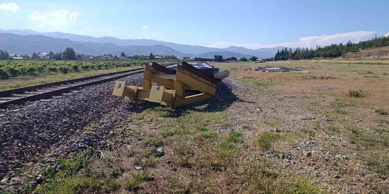Gaziantep’te kontrolden çıkan tren vagonları devrildi