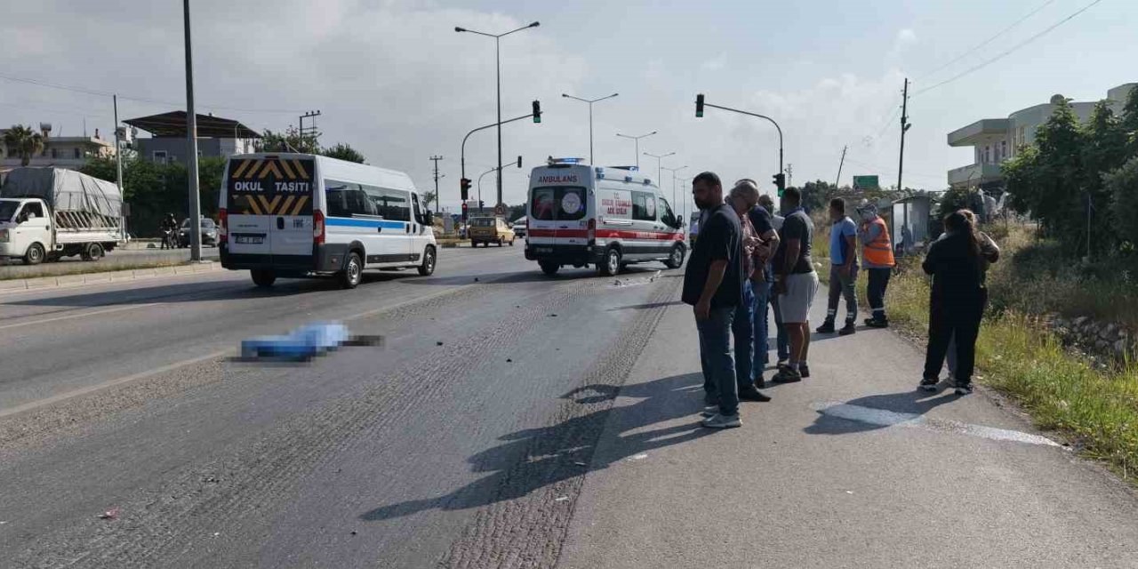 Motosiklete otomobil çarptı: 1 ölü