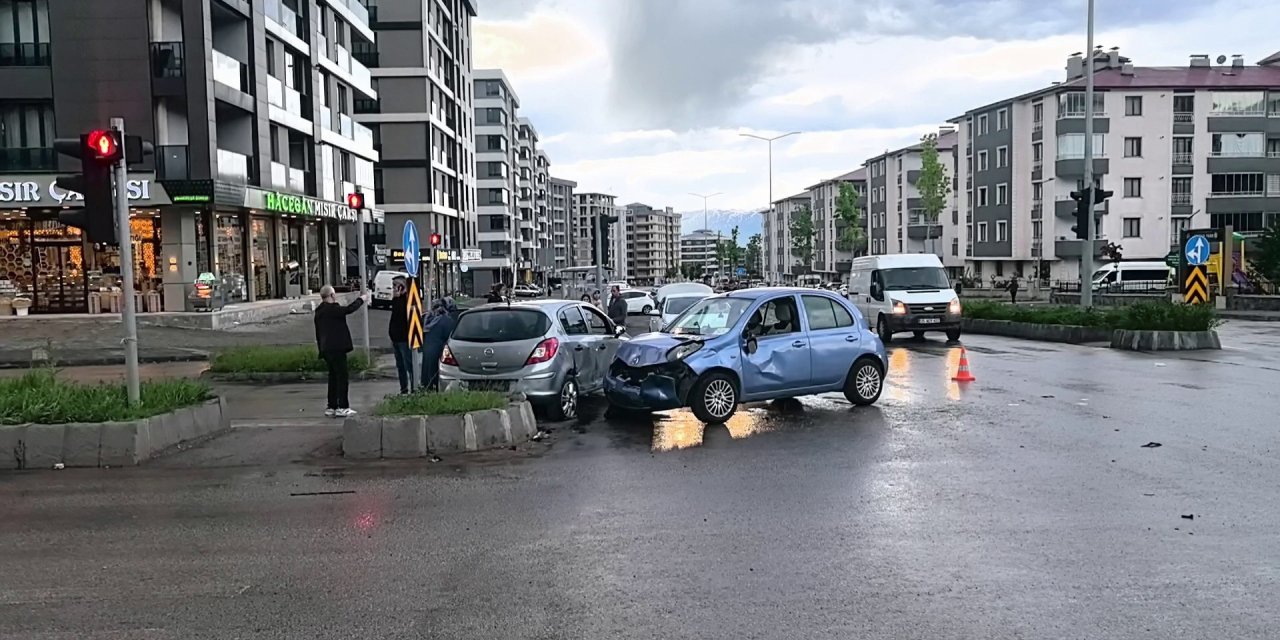 3 araç kavşakta birbirine girdi