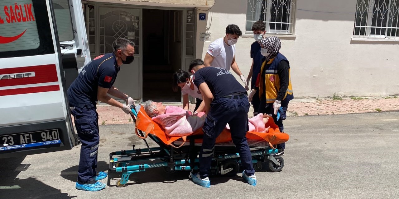 Evde düşen yaşlı iki kardeş kurtarıldı