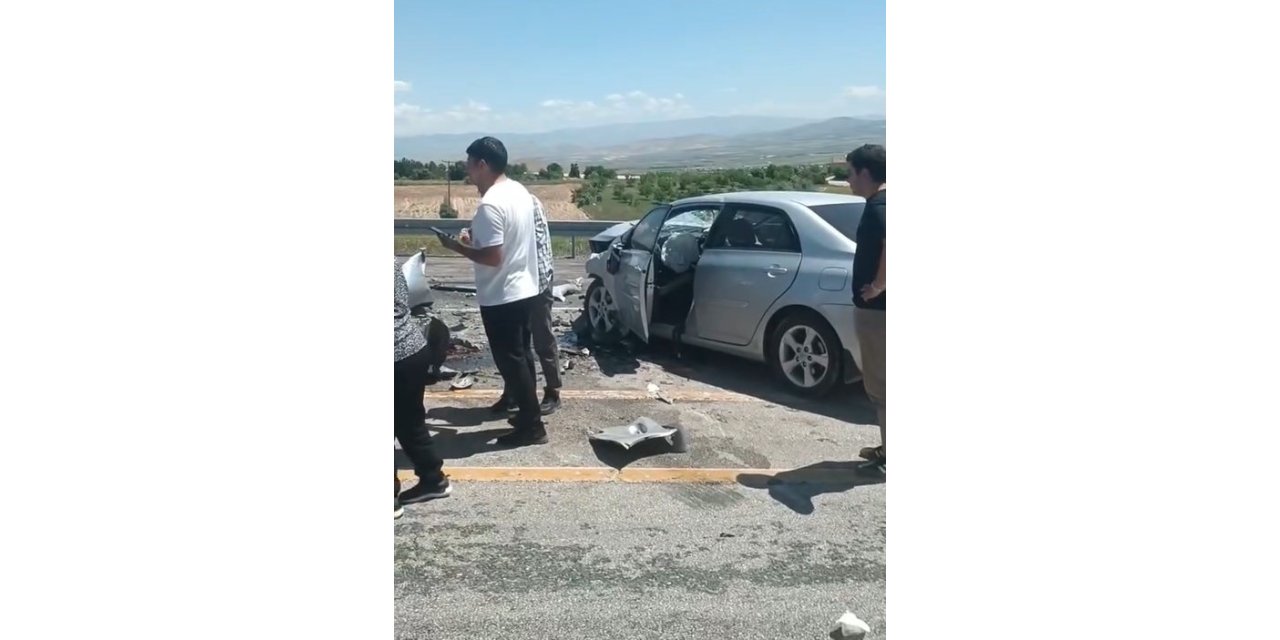 İki otomobil çarpıştı: 4 yaralı