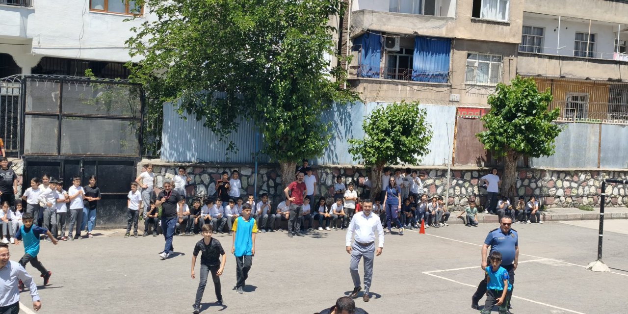 Sur Kaymakamı Akbulut çocuklarla futbol maçı yaptı