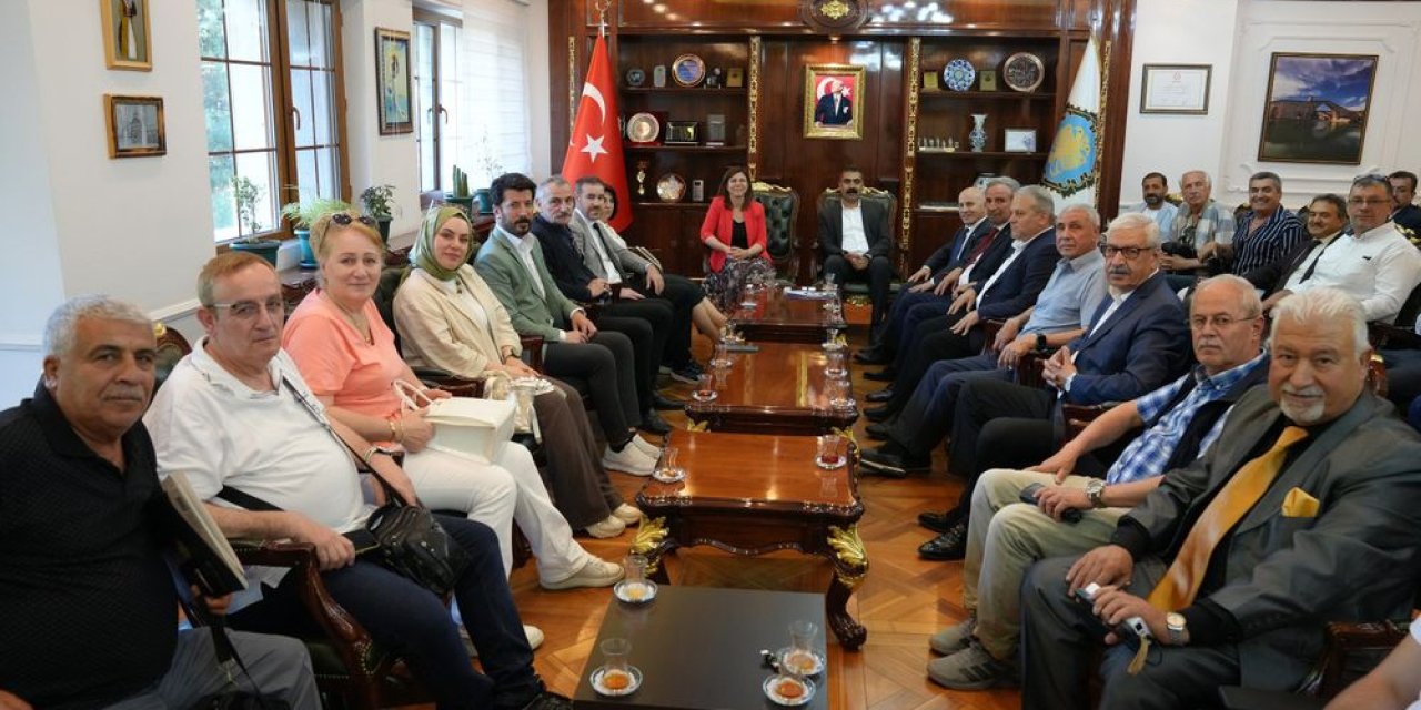 Diyarbakır'da Uluslararası Basın Konfederasyonundan belediye ziyareti