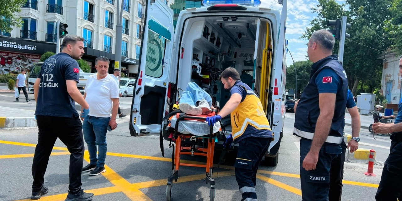 Motosiklet yayaya çarptı: 2 yaralı