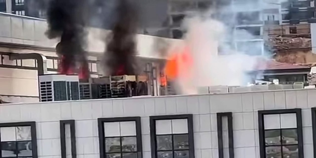 Hükumet konağı çatısında yangın
