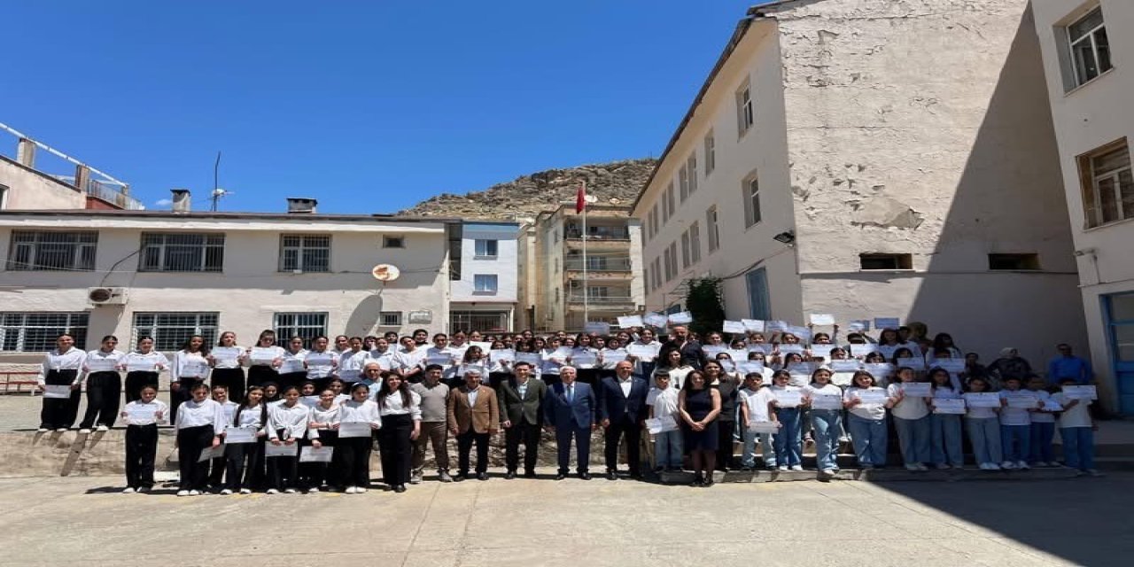Çermik’te öğrenciler ve öğretmenlerden koro festivali