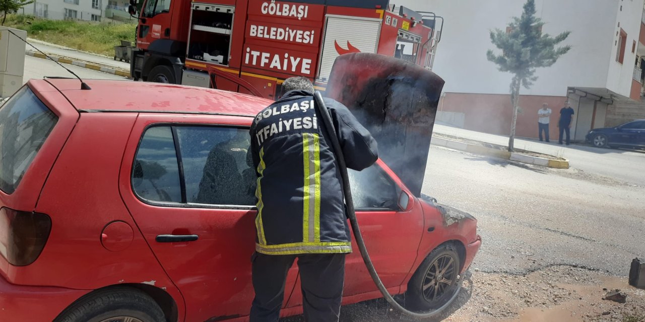 Seyir halindeki otomobil alev aldı