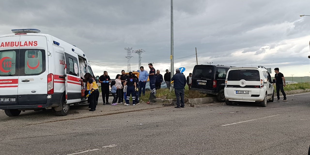 2 otomobil çarpıştı: 3’ü çocuk 5 kişi yaralandı